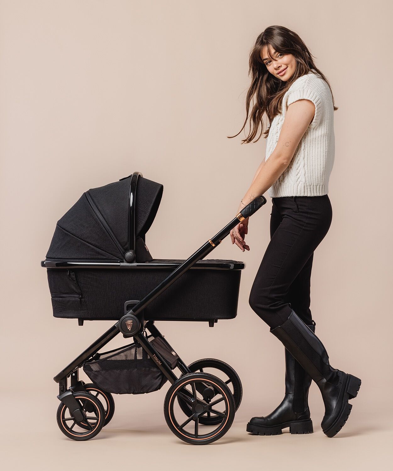 Venicci Tinum SE Stylish Black 3-in-1 Travel System - Image 7