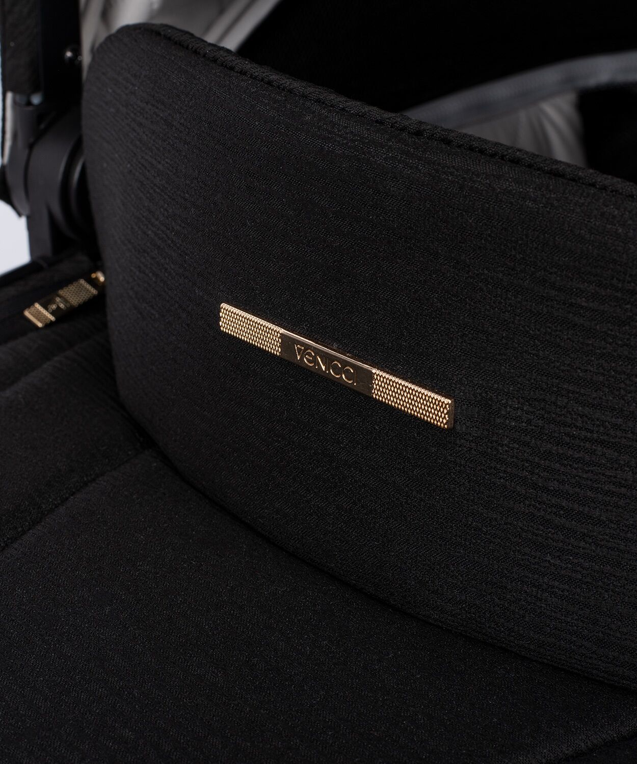 Tinum Upline All Black Pram - 3 in 1 - Image 6