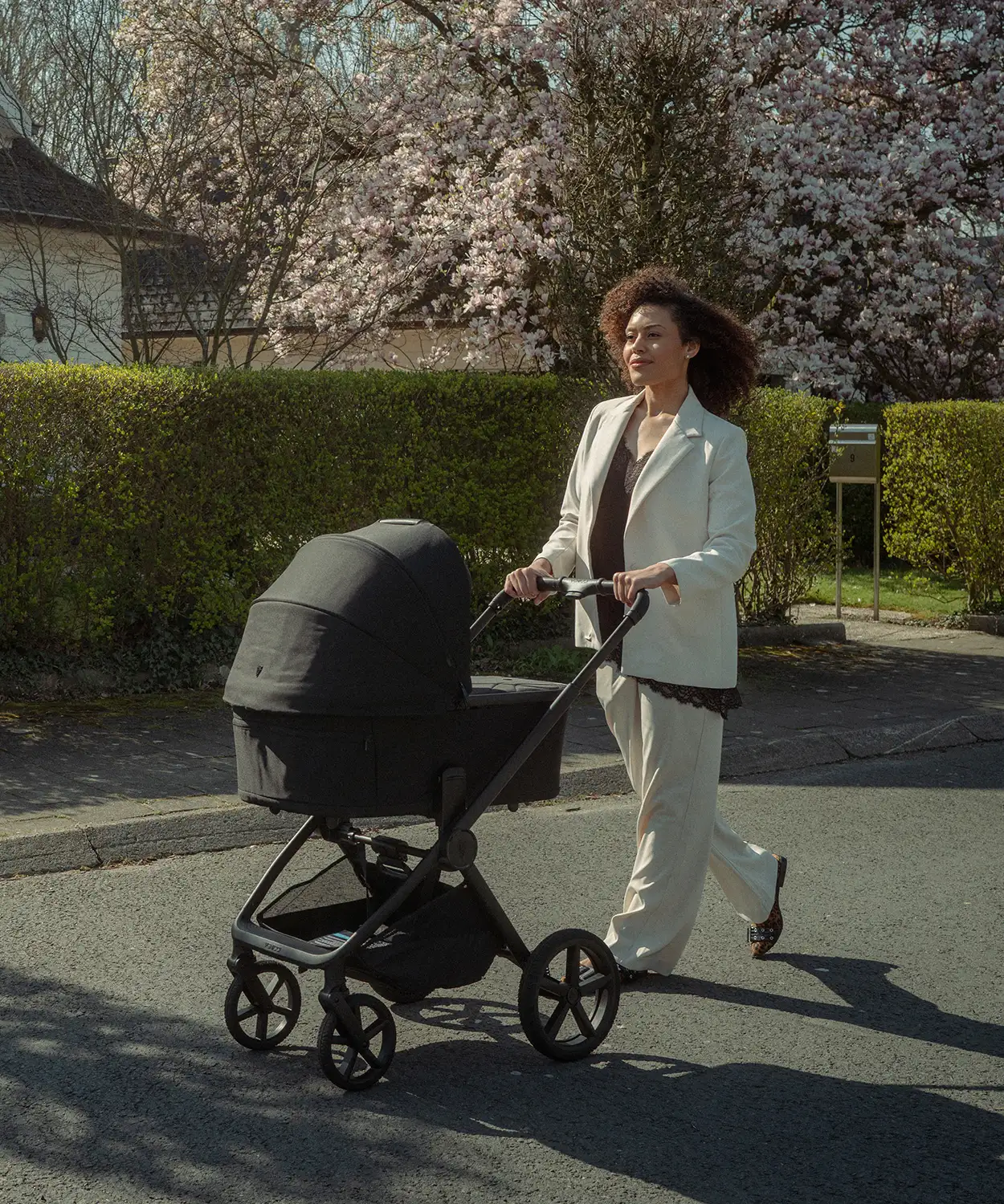 Venicci Upline 3 Onyx Pram Ultimate Bundle 4 in 1 Plus - Tiago Black - Image 12
